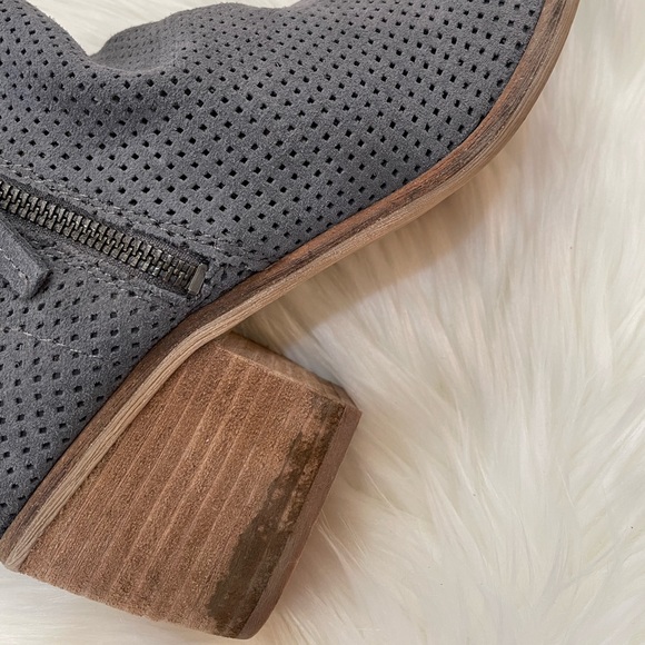Dolce Vita Sansa Perforated Zip Bootie Suede In Grey Size 7.5 - Picture 13 of 14